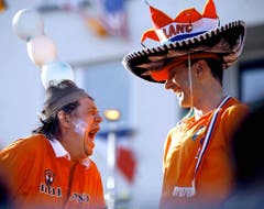 Zwei holländische Fans freuen sich 2006 auf das WM-Spiel zwischen Holland und Argentinien in Deutschland. (Bild: Keystone)