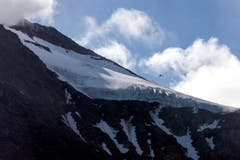Ein Helikopter sucht am Dienstag (30. August) im Gebiet Sustenpass nach der vermissten F/A-18. (Bild: ALEXANDRA WEY)