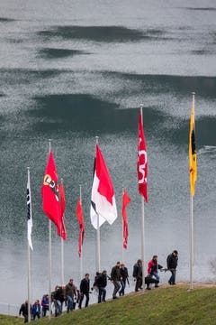 Teilnehmer steigen vom Ägerisee her zum Schiessplatz. (Bild: Keystone/ALEXANDRA WEY)