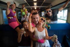 Raver aus dem Tessin im Street-Parade-Extrazug von Lugano Richtung Zürich. (Bild: Keystone)