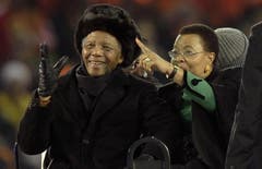 Nelson Mandela verfolgt mit seiner Frau Graca Machel ein Spiel der Fussball-WM in Johannesburg im July 2010. (Bild: Keystone)