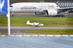 Ein Airbus A350 XWB (hinten) und ein Airbus E-Fan (vorne) Flugzeug. (Bild: PACSAL PIGEYRE / MASTERFILMS / A)