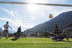 Naters Torhüter Michael Kurmann (links) kann nur noch zuschauen, wie Marco Schneuwly den Ball im Netz versenkt. (Bild: OLIVIER MAIRE)