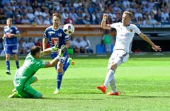 Der Basler Marc Janko, rechts, trifft zum 2:3. (Bild: Keystone / Thomas Hodel)