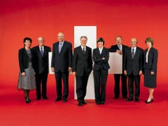 2006 (von links): Doris Leuthard, Christoph Blocher, Pascal Couchepin,Bundespräsdient Moritz Leuenberger, Micheline Calmy-Rey, Samuel Schmid, Hans-Rudolf Merz und Bundeskanzlerin Annemarie Huber-Hotz. Das Bild ist von einer Fachklasse der Zürcher Hochschule für Gestaltung und Kunst, Studienbereich Fotografie, realisiert worden. (Bild: Bundeskanzlei)