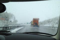 Die Salzmaschine läuft am Ostersonntag auf der Autobahn A2 bei Rothenburg auf Hochtouren. (Bild: René Meier / Luzernerzeitung.ch)