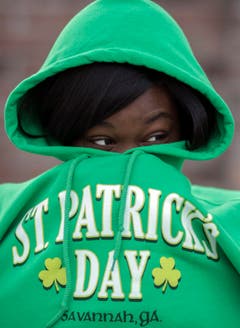 Eine Frau muss sich vor der Parade in Savannah warm halten. (Bild: Keystone)