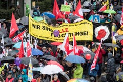 Rund zehntausend Personen nahmen am 1. Mai Umzug in Zürich teil. (Bild: KEYSTONE/Ennio Leanza)