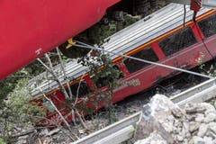 Die Passagiere haben sich in grosser Gefahr befunden: Die Wagen sprangen in einem Steilhang rund 100 Meter über der Oberfläche des Solis-Stausees aus den Schienen. Die Wagons hätten in den See stürzen können. (Bild: Keystone)