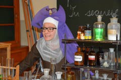 Silvie Kohler als Lehrschwester im Physikzimmer. (Bild: Romano Cuonz)