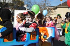 An der Kinderfasnacht Hergiswil sorgten längst nicht nur die Kleinen für die fasnächtliche Stimmung. (Bild: Matthias Piazza (Hergiswil, 17. Februar 2017))