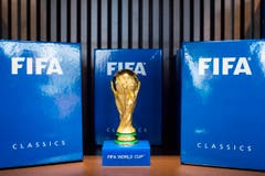 Darf nicht fehlen: Der Original-Weltmeister-Pokal. (Bild: Keystone / Ennio Leanza)