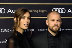 Der Schweizer Rapper Stress und seine Freundin Ronja Furrer. (Bild: Keystone)