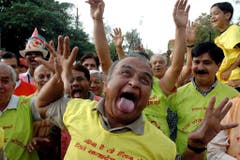 Mitglieder eines Lachclubs nehmen am 2. Mai 2010 in Indien an einer Parade zum Weltlachtag teil. (Bild: Keystone)