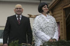 Eine Parodie auf die Bundesräte Maurer und Leuthard, welche den Kanton Nidwalden dieses Jahr besuchten. Man beachte das Kleid von «Doris Leuthard», welches doch schon des Öfteren von der Presse wahrgenommen wurde. (Bild: André A. Niederberger)