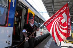 Ankunft der Fahne im Bahnhof Burgdorf: Die Zentralfahne des Eidg. Schwingerverbandes wird von einer Delegation aus Frauenfeld, dem Austragungsort von 2010, nach Burgdorf begleitet. (Bild: Swiss-Image / Andy Mettler)