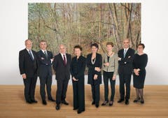 2012 (von links): Johann Schneider Ammann, Didier Burkhalter, Ueli Maurer, Bundespräsidentin Eveline Widmer-Schlumpf, Doris Leuthard, Simonetta Sommaruga, Alain Berset und Bundeskanzlerin Corina Casanova vor dem Hintergrund des Gemaeldes «Vier Jahreszeiten" von Franz Gertsch in Bern. (Bild: Bundeskanzlei / Corinne Glanzmann)