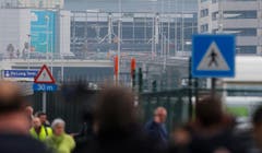 Wuchtige Explosionen: Das Bild zeigt im Hintergrund die völlig zerborstene Empfangshalle des Flughafens Zaventem. (Bild: EPA/OLIVIER HOSLET)
