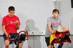 Reto Suri (links) und Robin Grossmann auf dem Hometrainer. (Bild: Stefan Kaiser / Neue ZZ)