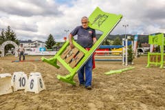 Helfer bereiten den Parcours vor. (Bild: Philipp Schmidli)