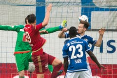 Mario Bühler (2. von links) von Vaduz schiesst das 1:1 (Bild: Keystone / Urs Flüeler)
