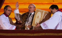 Papst Franziskus segnet die jubelnde Menschenmasse auf dem Petersplatz. (Bild: Keystone)