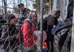 Migrants wait at border between Greece and Macedonia (Bild: Keystone)