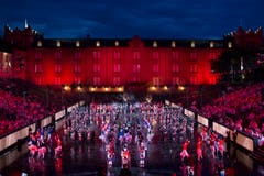 «Massed Pipes and Drums» aus Schottland und «Canadian Celtic highland Dancers» (Bild: Keystone / Patrick Staub)