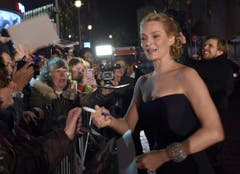 US-Schauspielerin Uma Thurman gibt Autogramme. (Bild: Keystone)