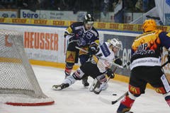 Zugs Fabian Sutter im Duell mit Berns Christoph Bertschy (#94). Ganz rechts Linus Omark vom EV Zug. (Bild: Stefan Kaiser / Neue ZZ)