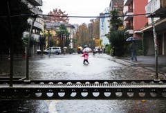 Ab Donnerstagmorgen werde es zu einer zweitägigen Regenpause kommen, sagte ein MeteoSchweiz-Sprecher auf Anfrage der Nachrichtenagentur sda. In der Nacht von Freitag müsse man dann aber bereits wieder mit intensivem Dauerregen rechnen. (Bild: Keystone)
