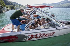 Nochmals alles schön festzurren, damit die Boards nicht verlorengehen bei der rasanten Fahrt und los gehts... (Bild: André A. Niederberger / Neue NZ)