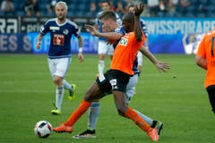 Der Luzerner Cedric Itten im Spiel gegen den Lausannes Marcus Plinio Diniz Paixao. (Bild: Alexandra Wey / Keystone)