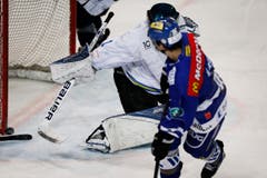 Der Luzerner Goalie Stefan Märchy wehrt einen Schuss ab. (Bild: Stefan Kaiser)