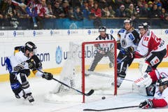 Da war die Welt noch in Ordnung. Luganos Gregory Hofmann schiesst das 0-1. (Bild: EPA/GIAN EHRENZELLER)