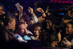 Singer Chris Martin mitten in den Fans. (Bild: Keystone)