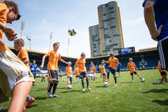 Die Kinder zeigen Einsatz beim LUKB Kids Training mit Markus Babbel. (Bild: Roger Grütter / Neue LZ)