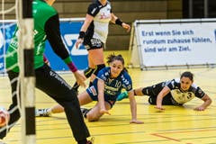 Daphne Gautschi versenkt den Ball zwischen den Beinen der Kreuzlinger Torhüterin. (Bild: Christian H.Hildebrand / ZZ)