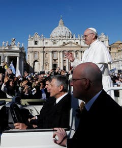 Papst Franzsikus winkt in die Menge auf dem Weg zur Feier zu seiner Amtseinsetzung. (Bild: Keystone)