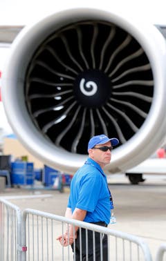 Stets unter Bewachung: Die Flugzeuge an der Flugshow in Paris. (Bild: Jacques Brinon)