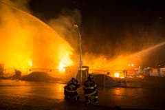 In der Nacht auf Dienstag muss die Feuerwehr Brände löschen. (Bild: Keystone / Evan Vucci)