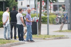 Der Vater eines Opfers in der Nähe des tatorts. (Bild: AP/Sebastian Widmann)