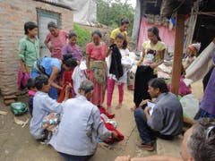 Ruth und Walter Odermatt brachten gesammelte Kleider in ein Dorf etwa eine Stunde südlich von Kathmandu. Im Dorf, das von 8 Familien bewohnt ist, kam nur wenig Hilfe der Hilfswerke an. Rechts sitzt "Buddhi" und nimmt die Adressen der Familien auf. (Bild: Walter Odermatt)