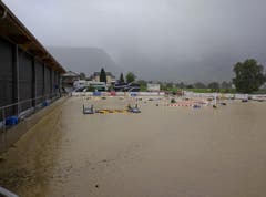 Ein Gewitter setzte gegen 16.30 Uhr den Platz unter Wasser. (Bild: Geri Holdener, Bote der Urschweiz)