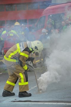 Rauch darf bei einer Feuerwehrübung nicht fehlen. (Bild: Christoph Riebli / Neue OZ)