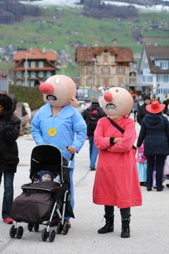 Rabenau und seine Frau an der Kinderfasnacht. (Bild: Marion Wannemacher)