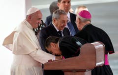 Mitglieder der katholischen Kirche von Kuba begrüssen den Papst. (Bild: Keystone)