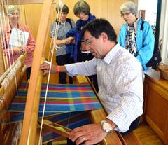Der frühere Elektrotechniker Erwin Schüpfer belebt in der ehemaligen Klosterweberei Maria-Rickenbach altes Hanwerk neu. (Bild: Romano Cuonz)