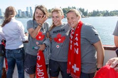 V.l.n.r.: Florijana Ismaili, Nicole Remund, Tothüterin Stenia Michel an Bord der «Magic Charm». (Bild: KEYSTONE / SALVATORE DI NOLFI)