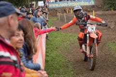 Die Crossfahrer und das Publikum: Beide wären nichts ohne die andern. (Bild: Boris Bürgisser/LZ)